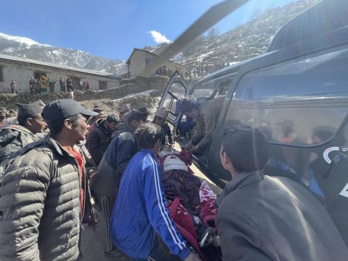 नेपाली सेनाको हेलिकोप्टरद्वारा बिरामी महिलाको उद्दार