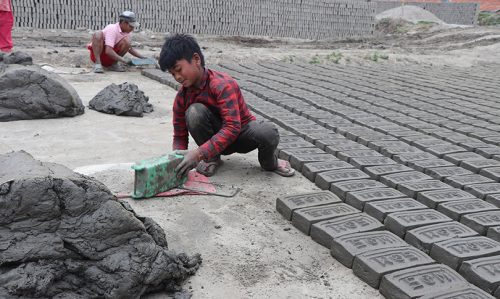 नेपालमा अझै ११ लाख बालबालिका श्रम गर्न बाध्य