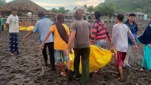 इण्डोनेशियाको समुद्री किनारमा ज्वारभाटाले बगाउँदा कम्तीमा ११ जनाको निधन
