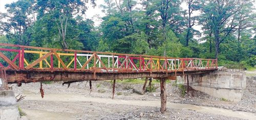 मनाङमा छ वर्षसम्म पनि पुल नबनेपछि स्थानीयवासी आफैँले निर्माण गरे काठको पुल