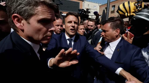 फ्रान्सका राष्ट्रपतिमाथि सार्वजनिक स्थानमा गोलभेंडा प्रहार