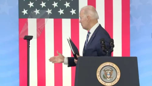अमेरिकी राष्ट्रपति बाइडेनले एक्लै हावामा हात मिलाउन खाेजेपछि…