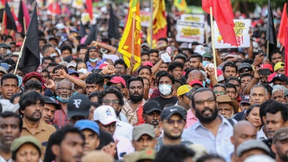 श्रीलंका : प्रहरीको गोली लागेर एक प्रदर्शनकारीको मृत्यु, ११ घाइते