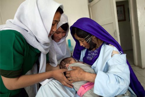 अफगानिस्तानका महिला डाक्टर र नर्स बुर्कामा अस्पताल, पारिश्रमिक दिँदैन तालिबान