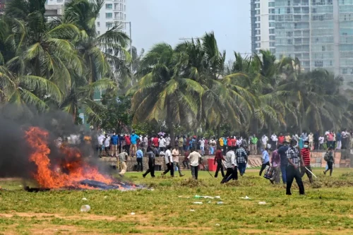 श्रीलंकामा सरकार समर्थक र विपक्षीबीच झडप