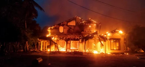श्रीलंका : प्रदर्शनकारीले प्रधानमन्त्रीसहित १२ मन्त्रीको घर जलाए