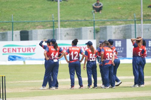 महिला क्रिकेट : युगान्डा र नेपालबीच खेल हुँदै