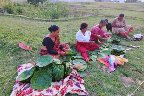 दुना, टपरीबाट आम्दानी गर्दै महिलाहरू