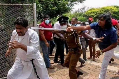 श्रीलंकामा नेतामाथि आक्रोश, जनताले कुटी–कुटी लखेटे