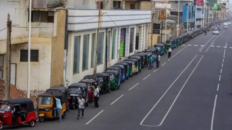 श्रीलंका संकट : पेट्रोलका लागि १० दिनसम्म लाइनमा