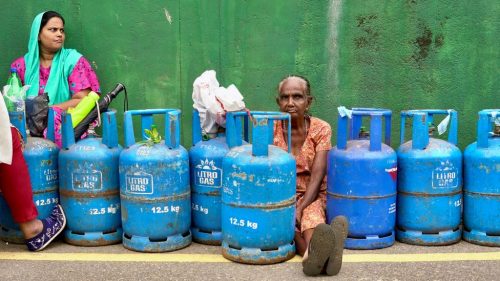 श्रीलंका संकट : सीमित मात्रामा ग्यास र पेट्रोलको वितरण सुरु