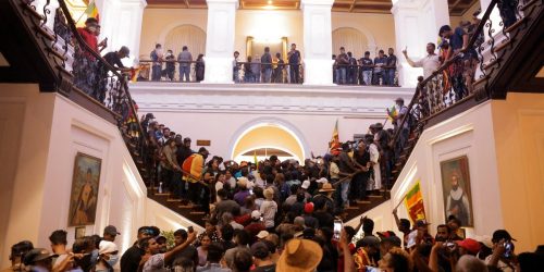 श्रीलंका संकट : संसद्बाहिर सैन्य ट्यांक तैनाथ, पूर्वराष्ट्रपति राजपाक्षे सिङ्गापुर गए
