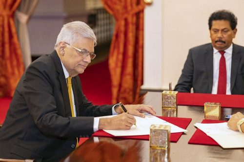 श्रीलंकामा संकटकाल घोषणा, प्रधानमन्त्री कार्यवाहक राष्ट्रपतिमा नियुक्त
