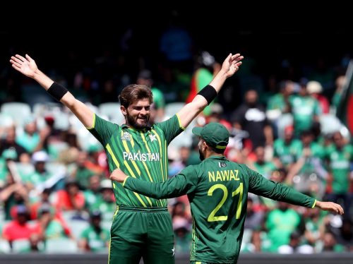 नाटकीय समीकरणमा बंगलादेशमाथि जित हात पार्दै पाकिस्तान सेमिफाइनलमा