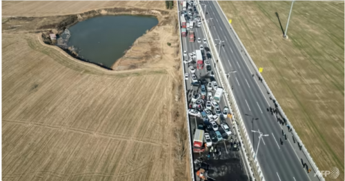 चीनको राजमार्गमा करिब दुईसय सवारी साधन दुर्घटना, एक जनाको मृत्यु