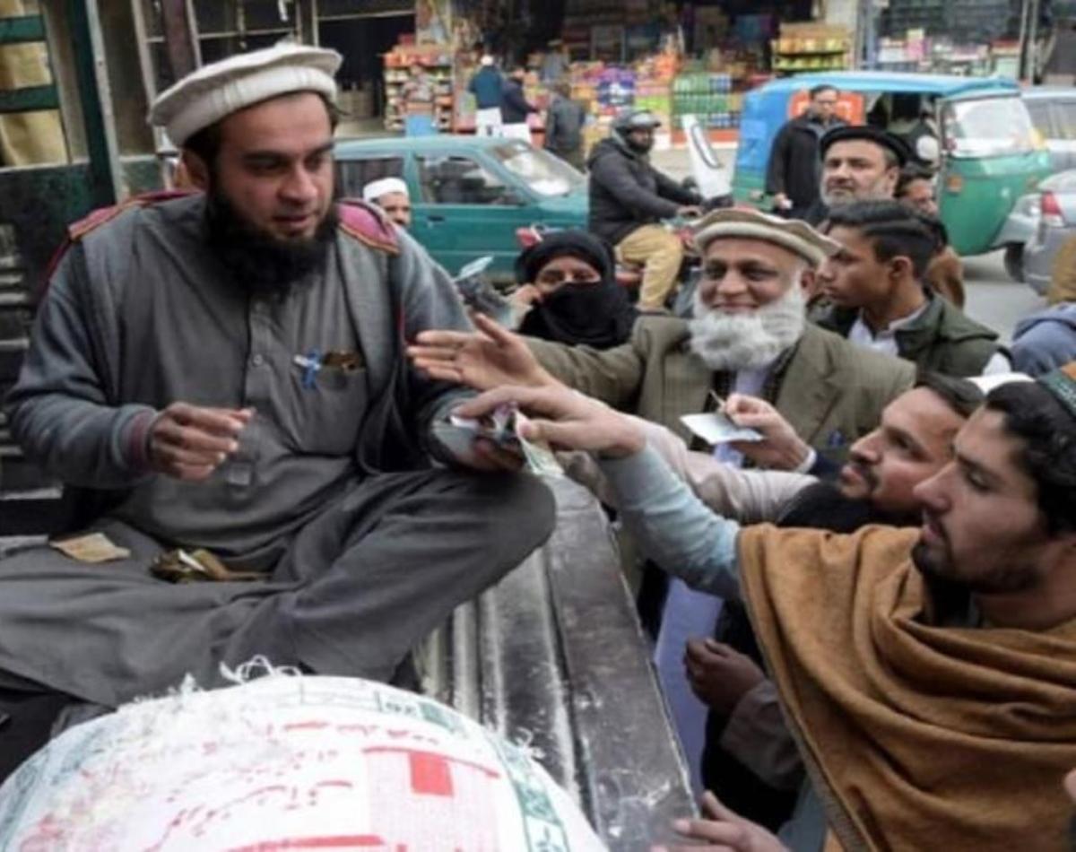 पाकिस्तानमा एक सिलिण्डर ग्याँसको मूल्य नै १० हजार, रोटीका लागि मर्ने र मार्नेसम्मको लडाइँ