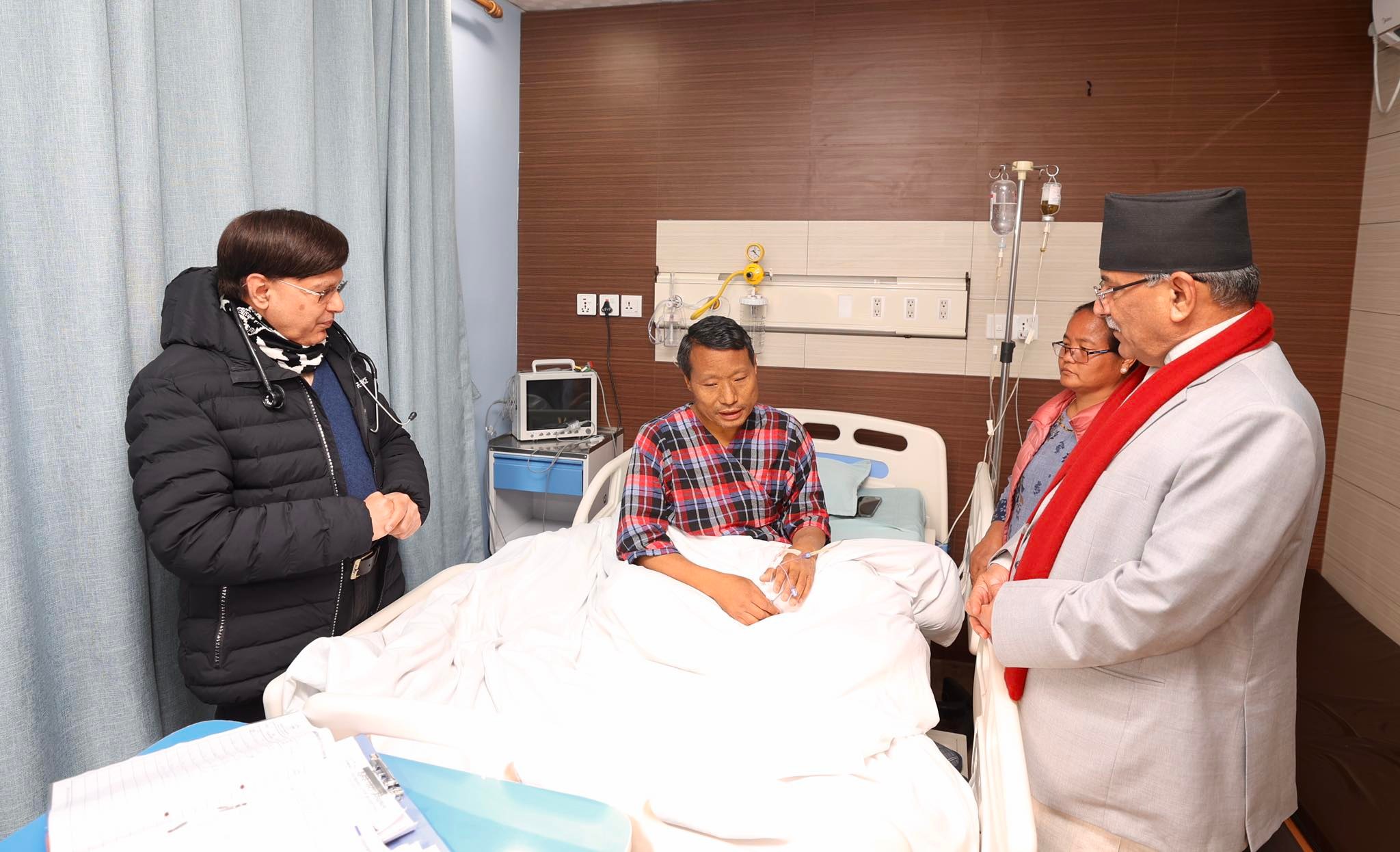 नेता पुनको स्वास्थ्य अवस्था बुझ्न अस्पताल पुगे प्रधानमन्त्री