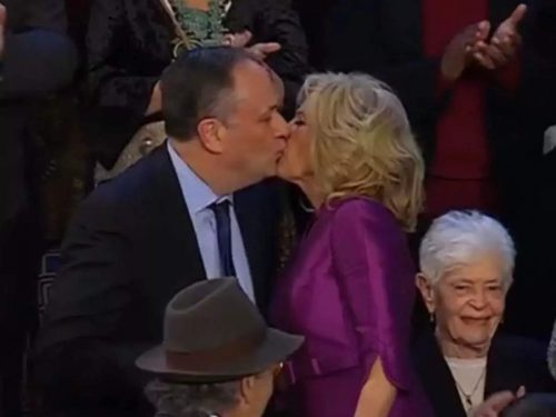 उपराष्ट्रपति खसमको ओठमा अमेरिकी प्रथम महिलाको चुम्बन !