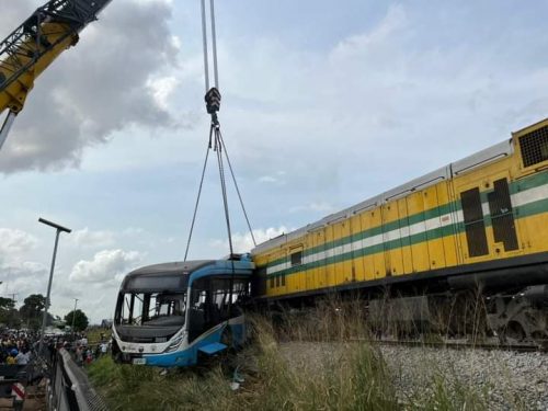 रेल र बस ठोक्किँदा नाइजेरियामा दुई जनाको मृत्यु, ८४ घाइते