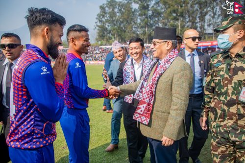 नेपाली टोलीलाई हौसला दिन प्रधानमन्त्री प्रचण्ड पुगे क्रिकेट मैदानमा (फाेटाेफिचर)