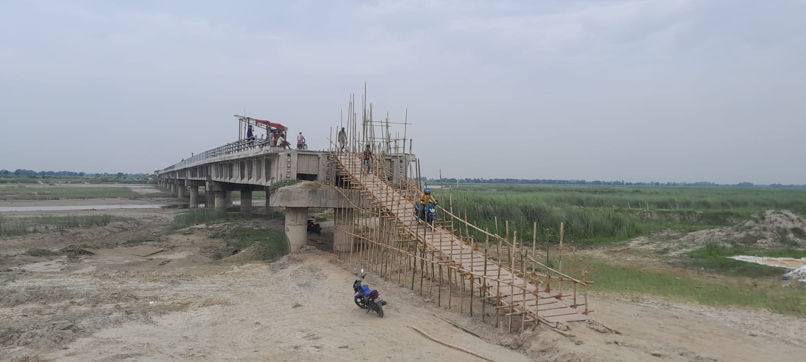 कमलामा काठको पुल : १२ वर्षदेखि निर्माणाधीन पक्की पुल अलपत्र