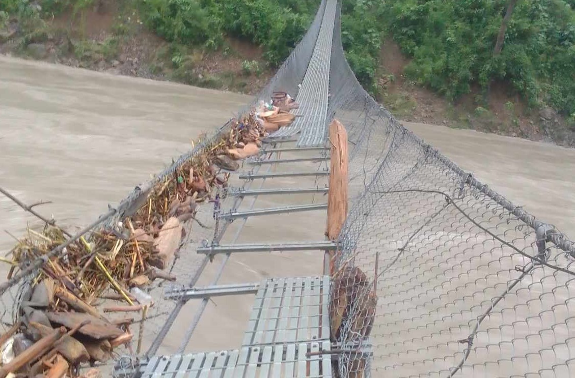 त्रिशूली नदीमा बाढीले क्षतिग्रस्त बनाएको झोलुङ्गे पुल मर्मत सुरु