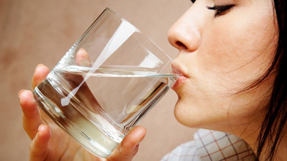 २० मिनेटमा २ लिटर पानी पिउँदा महिलाको ज्यान गयो !
