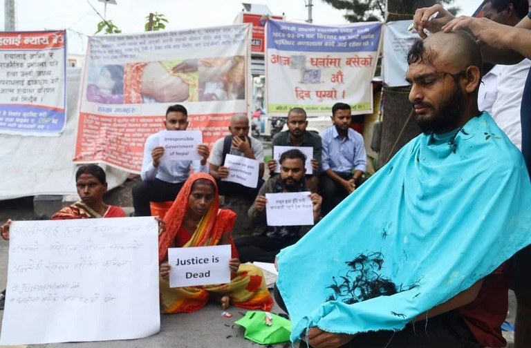 आरती साहको परिवारका लागि सरकार मरिसकेको भन्दै कपाल मुण्डन गरेर विरोध