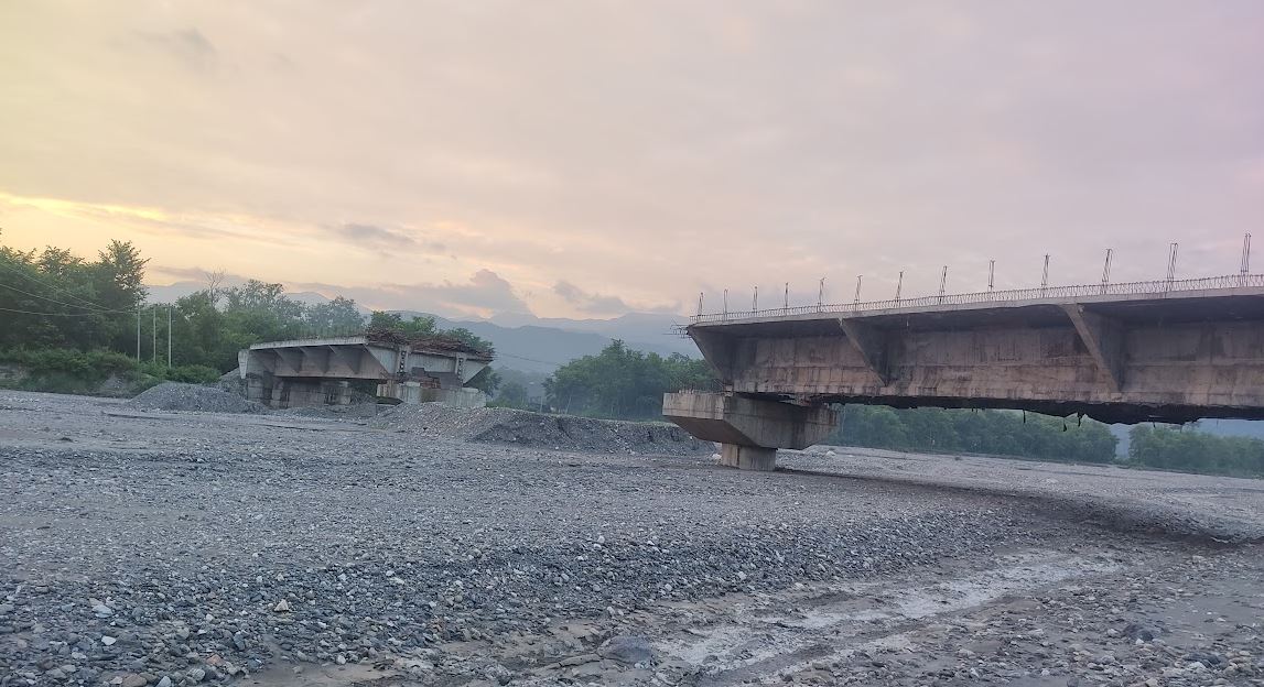 तीन वर्षदेखि केरुङ्गेखोलामा पुल निर्माण अलपत्र