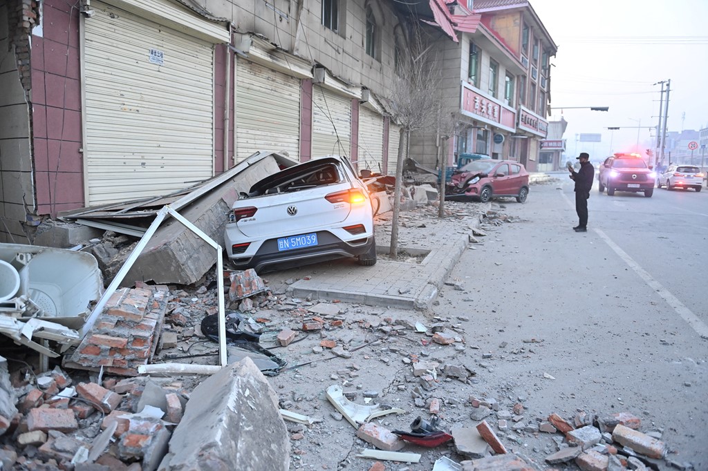 चीनमा भूकम्पमा परी मृत्यु हुनेको सङ्ख्या एक सय ३१ पुग्यो