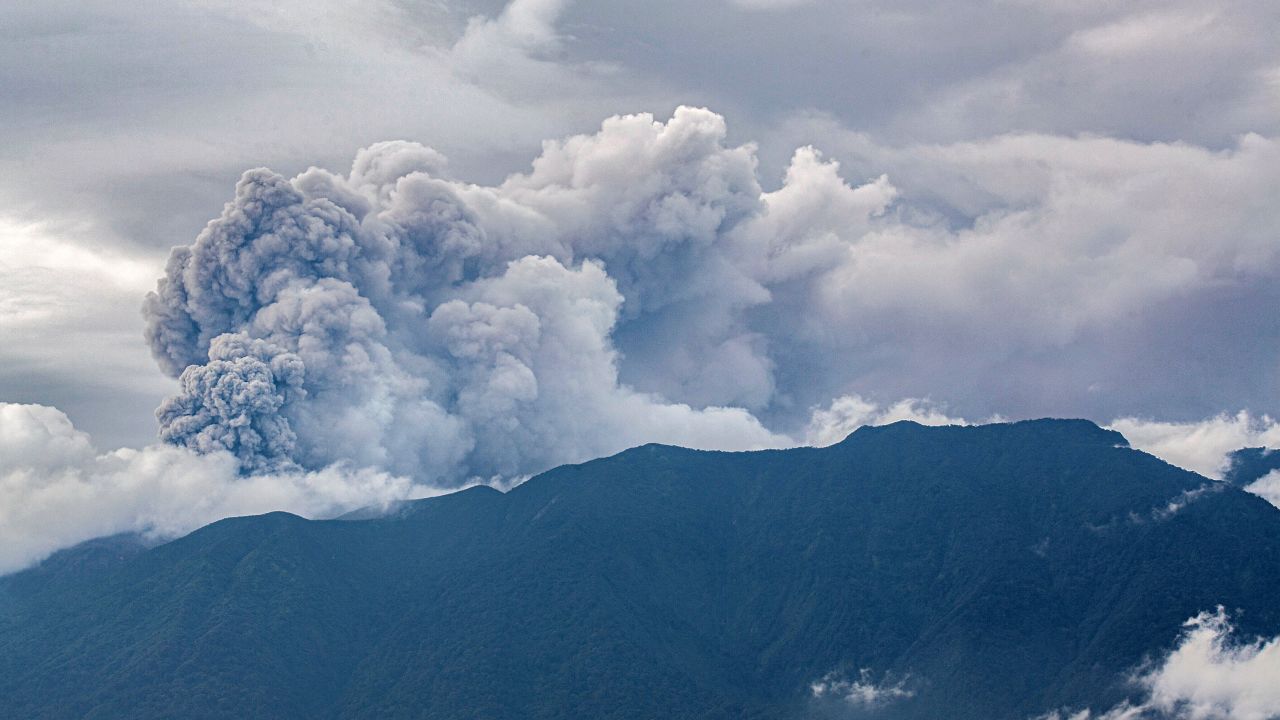इन्डोनेसियाको माउन्ट मारापीमा ज्वालामुखी विस्फोट, ११ को मृत्यु, १२ बेपत्ता