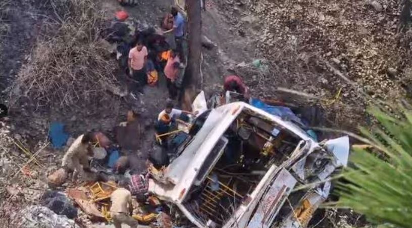 भारतमा तीर्थयात्रु सवार बस खस्यो, २२ को मृत्यु