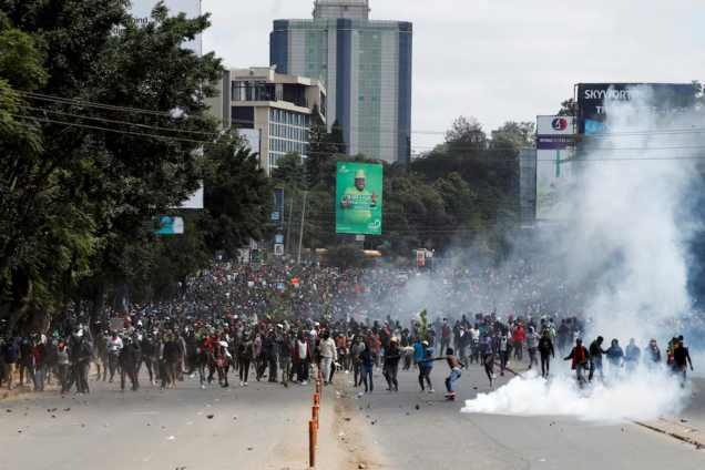 केन्याका नागरिकले जलाए संसद् भवन, ५ जनाको मृत्यु