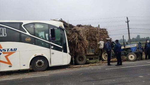 हरिवनमा रोकिराखेको ट्याक्टरमा रात्रिबस ठोक्कियो, २५ यात्रु घाइते