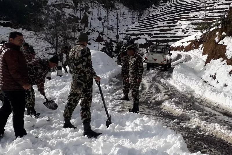 सेनाले खुलायो हिउँले बिहीबारदेखि अवरुद्ध बनाएका राजमार्ग