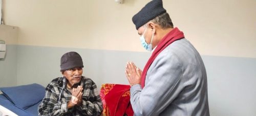 शताब्दी पुरुष भेट्न स्वास्थ्यमन्त्री अस्पतालमा