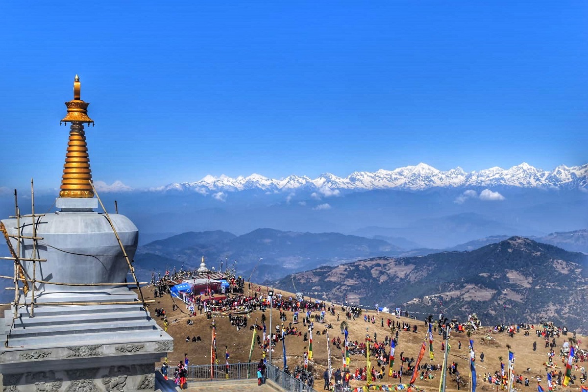 हाँसेको हिमाल र चेचुङ गाउँ