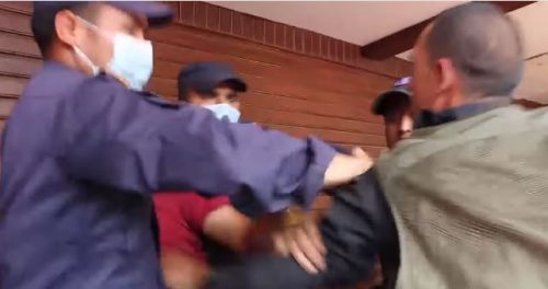 एमालेको बैठकबाहिर पत्रकारबीच कुटाकुट