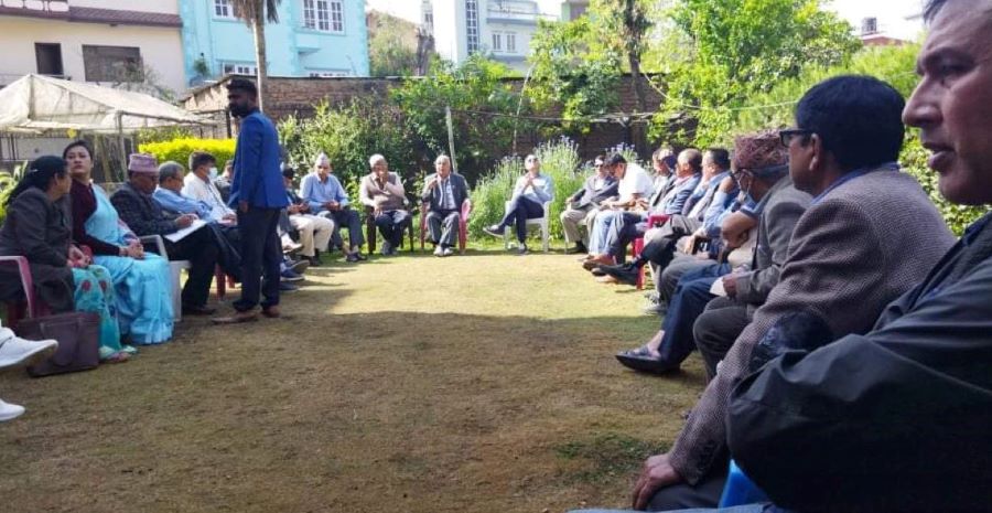 कांग्रेस केन्द्रीय समिति बैठक अघि जिल्ला सभापतिको भेला गर्दै रामचन्द्र पौडेल
