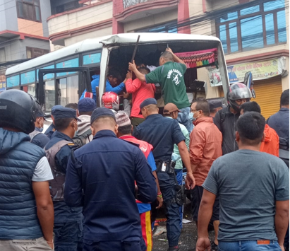 काठमाडौंको सोल्टीमोडमा यात्रुवाहक बस ठोक्किए, केही घाइते