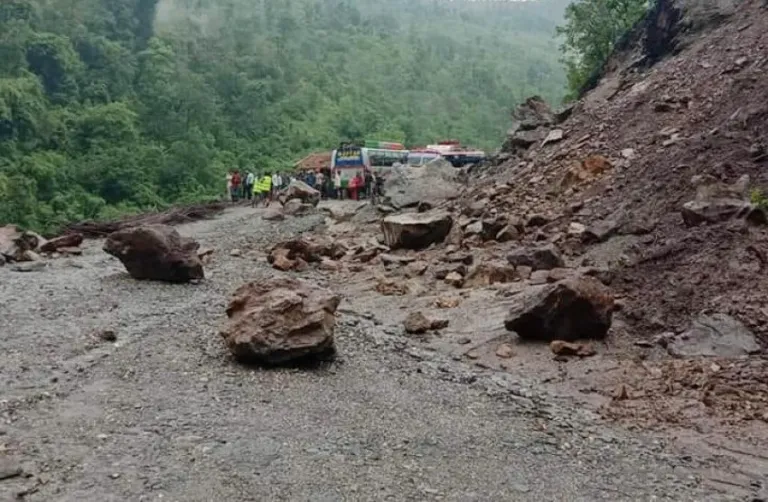 बाढीपहिरोबाट देशभर १३२ सडक प्रभावित