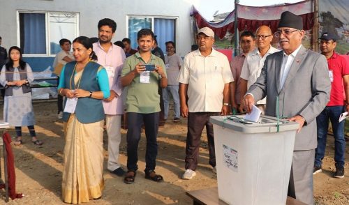 प्रचण्डले मत हाल्दा छोरी रेनुको मन्द मुस्कान, यिनै बाकसभित्र छ उनको भविष्य