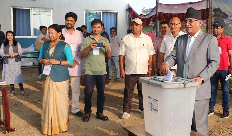 प्रचण्डले मत हाल्दा छोरी रेनुको मन्द मुस्कान, यिनै बाकसभित्र छ उनको भविष्य