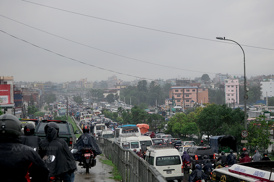 काठमाडौँ जोड्ने राजमार्ग बन्द: रोकिए सार्वजनिक बस