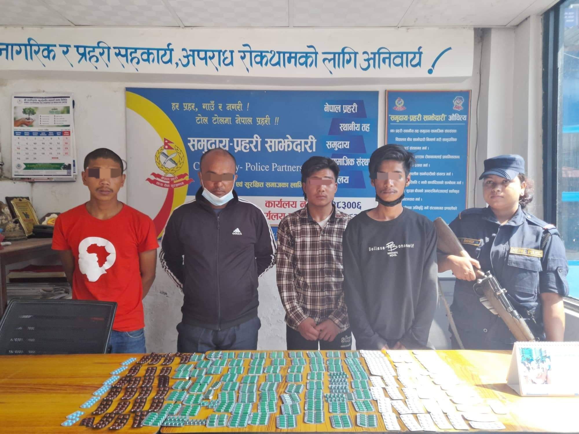 अनुमतिबिना औषधि बेच्ने चार जना पक्राउ