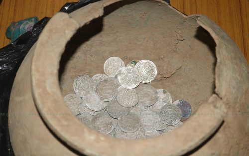 दाङमा भेटियो विसं १८०० देखिका एक कसौडी चाँदीका सिक्का
