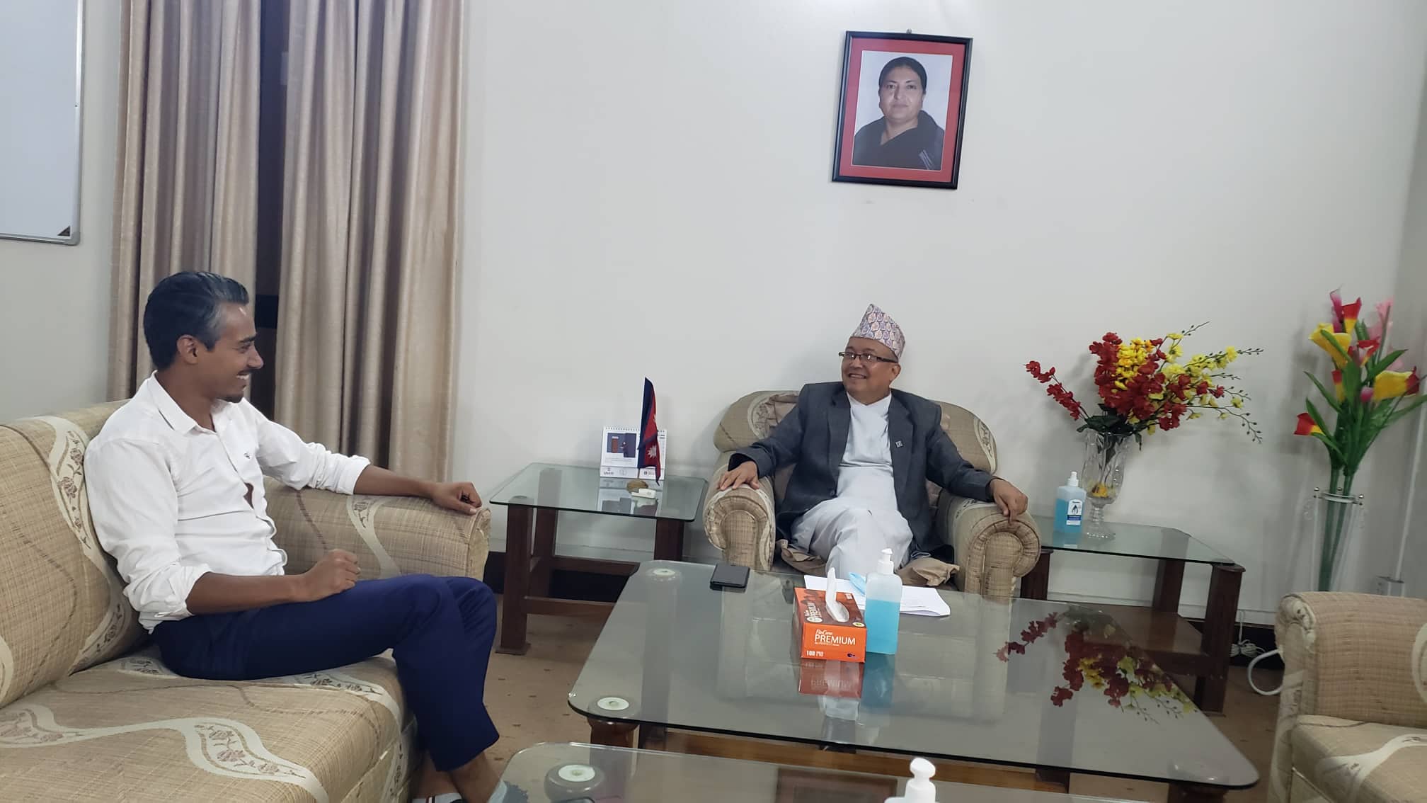विदेशमा रहेका नेपालीको मताधिकारको माग गर्दै स्वतन्त्र उम्मेदवार मियाँ निर्वाचन आयोगमा