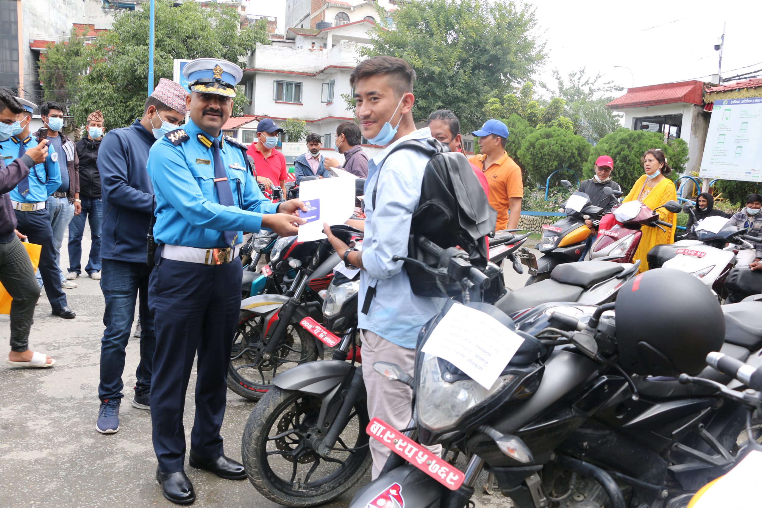 ट्राफिक प्रहरीद्वारा २० वटा चोरीका मोटरसाइकल सम्बन्धित धनीलाई हस्तान्तरण