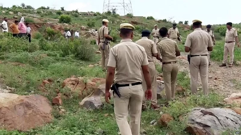 भारतमा सवारी जाँचमा खटिएका दुई प्रहरी अधिकारीको गाडीले किचेर हत्या