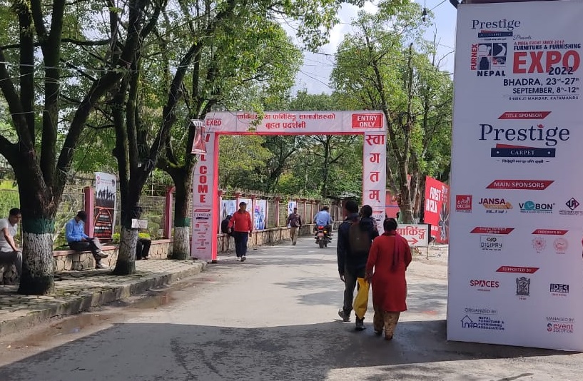 झण्डै पचास प्रतिशत फर्निचर आयात